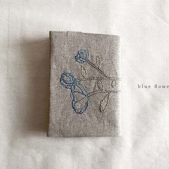 青い花のブックカバーの画像