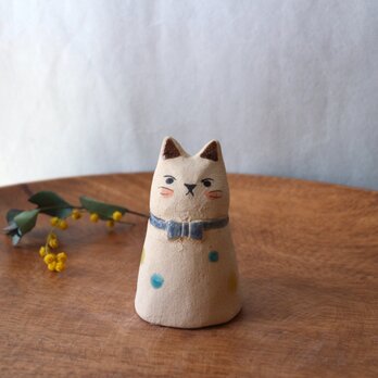 陶器で作った人形　ネコのマフィン ( ボウタイ１)の画像