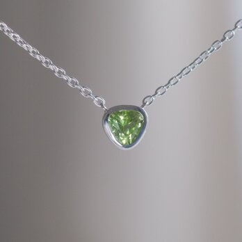 Peridot triangle necklace　ペリドット　トライアングルネックレス　天然石グリーン　シルバーの画像