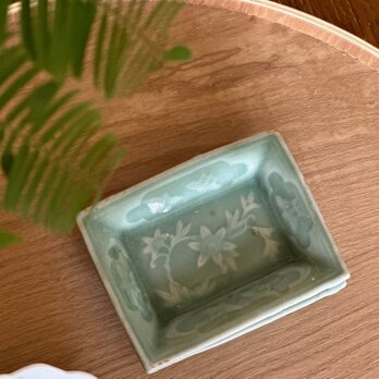 エメラルドグリーンの美しい三田青磁小皿の画像