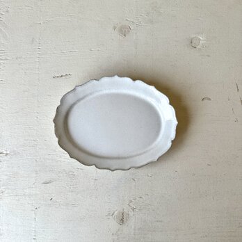月白釉　花紋楕円皿の画像
