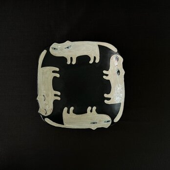 kazahana+　|　4匹のねこ　四角大皿　（シロネコ黒皿）の画像