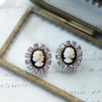 Classic earrings with monotone cameoの画像