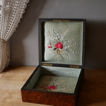 シルクの花刺繍　ジュエリーボックス　フランスアンティーク　アンティークボックス　ブロカントのある暮らしの画像