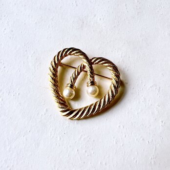 U.S.A. 1970〜80s Twisty Gold Tone and Pearl Heart Pin Broochの画像