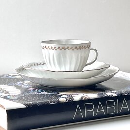 【ARABIA】Keiju ヴィンテージ トリオ B（カップ＆ソーサーとケーキプレート）・アラビア ライヤウオシッキネンの画像